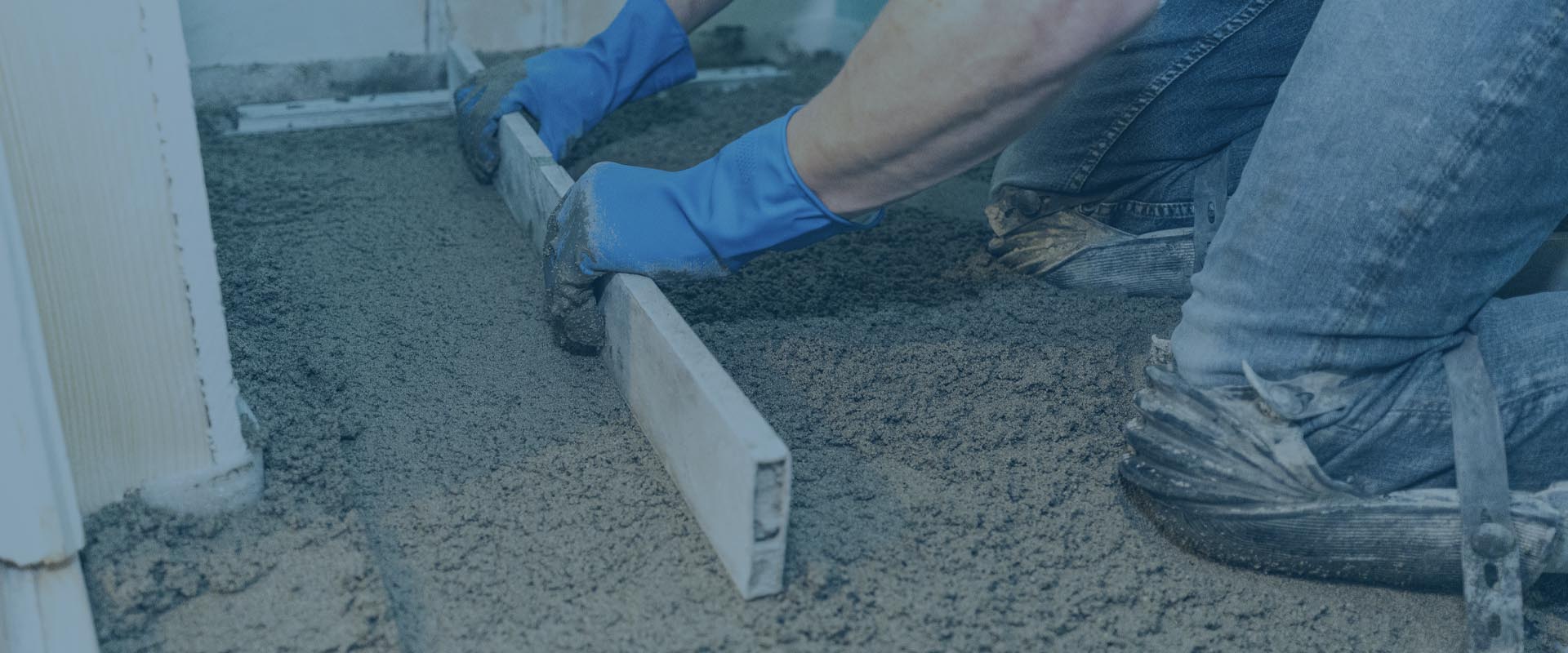 Vakkundig strakke cement dekvloeren